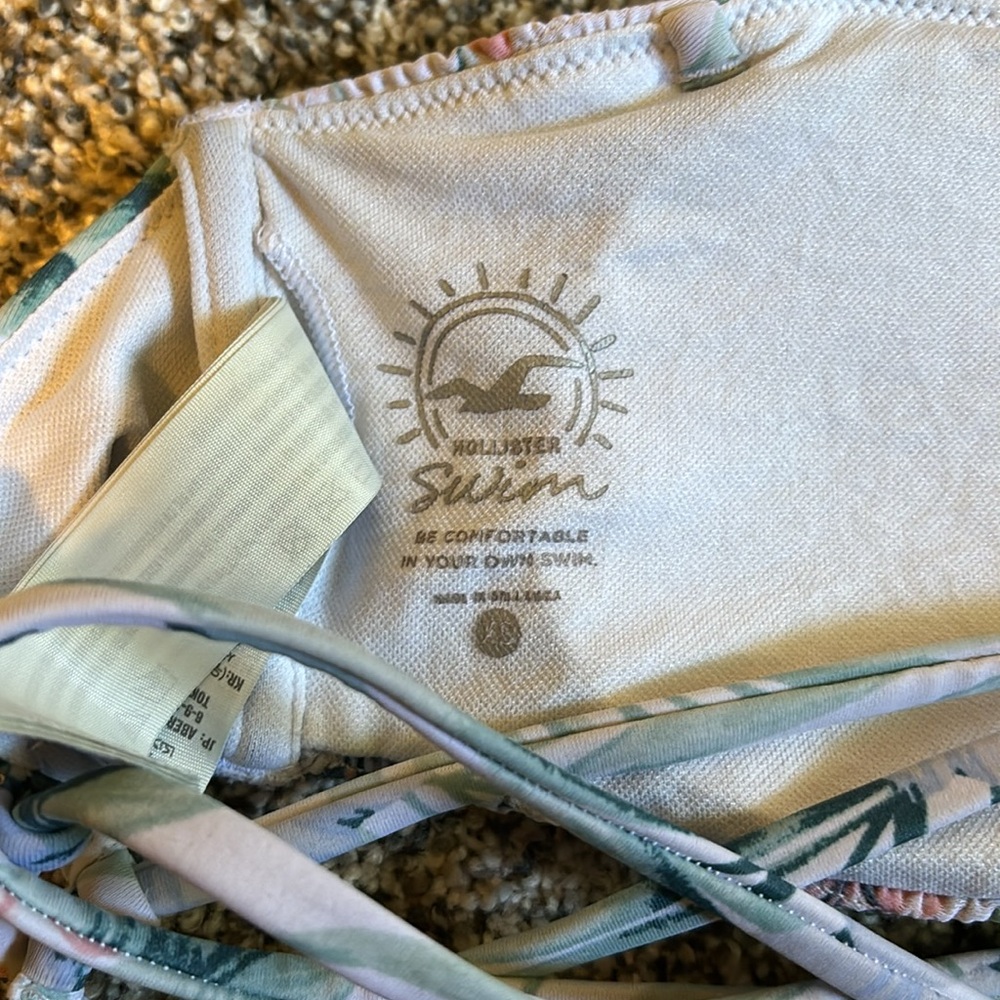 Staples hollister swim suit top - Picture 2 of 3
